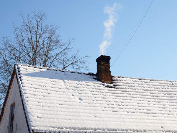 Schneebedecktes Dach - Shutterstock