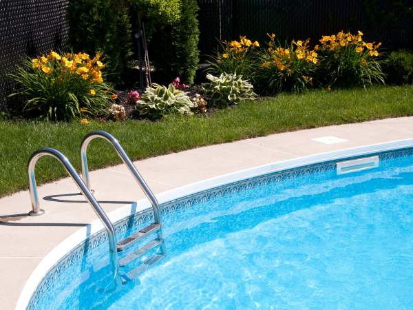 Pool im Garten - Shutterstock