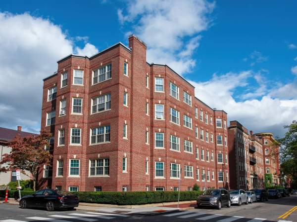 Mehrfamilienhaus - Shutterstock