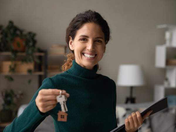 Immobilienmaklerin - Shutterstock
