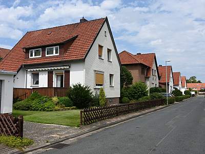 Einfamilienhäuser Wohnsiedlung - Shutterstock