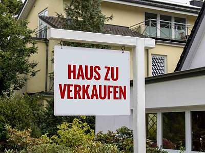 Schild Haus zu verkaufen - Copyright (c) 2021 stockwerk-fotodesign/Shutterstock. No use without permission.