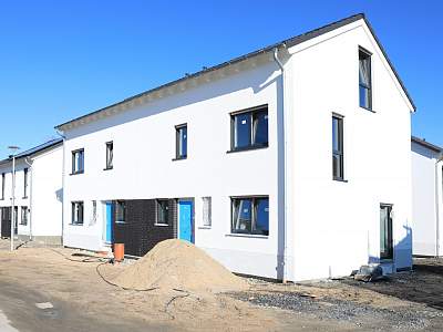 Neubau Doppelhaushälfte - Shutterstock