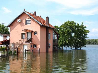 Hochwasser Hausansicht - Shutterstock