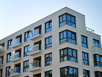 Mehrfamilienhaus Balkone seitlich - Shutterstock