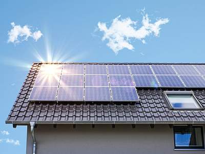 Solaranlage Dach - Shutterstock