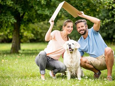 Paar mit Hund Haussuche - Shutterstock