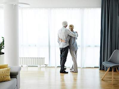 Paar am Fenster - Shutterstock Paar am Fenster - Shutterstock