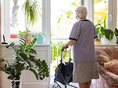 <p>Wohnen im Alter</p> - Shutterstock Seniorin - Shutterstock