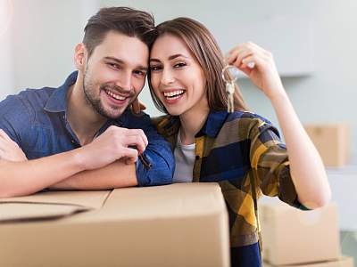 <p>Ein Paar zieht um</p> - Shutterstock Umzug Paar - Shutterstock