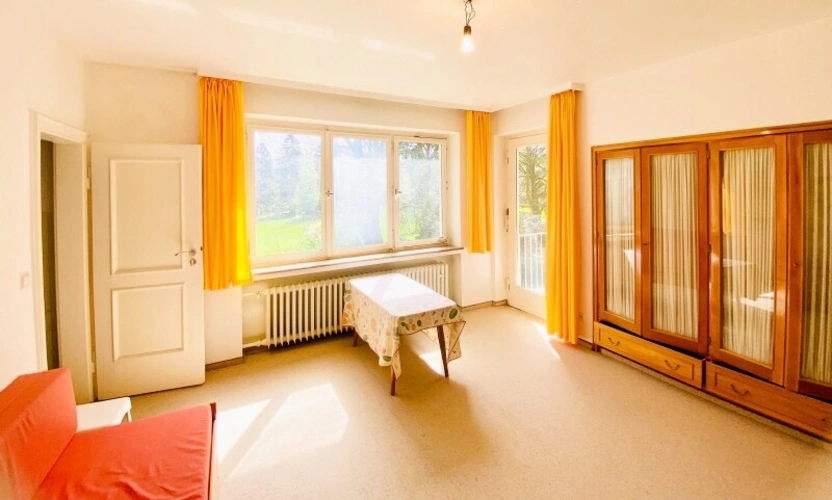 Zimmer im Obergeschoss mit Zugang zur Loggia