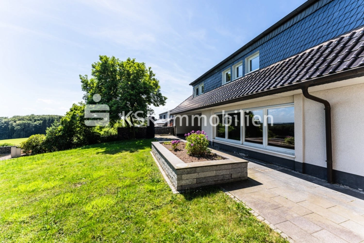 https://www.ksk-immobilien.de/immobilien/attraktives-wohnhaus-mit-flexiblen-nutzungsmoeglichkeiten-und-einzigartigem-fernblick-127033/
