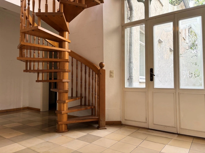Treppenhaus innen Zugang zum Hof und Küche