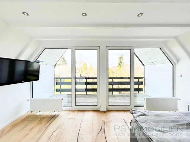 Schlafzimmer mit Balkonzugang
