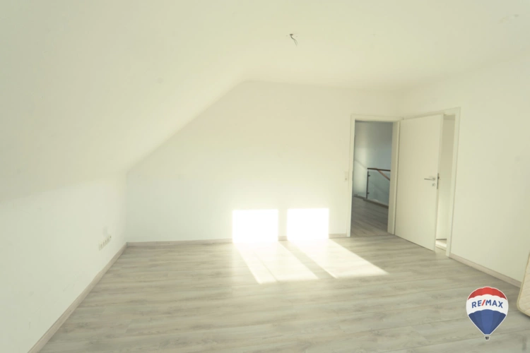 Schlafzimmer mit begehbarem Kleiderschrank