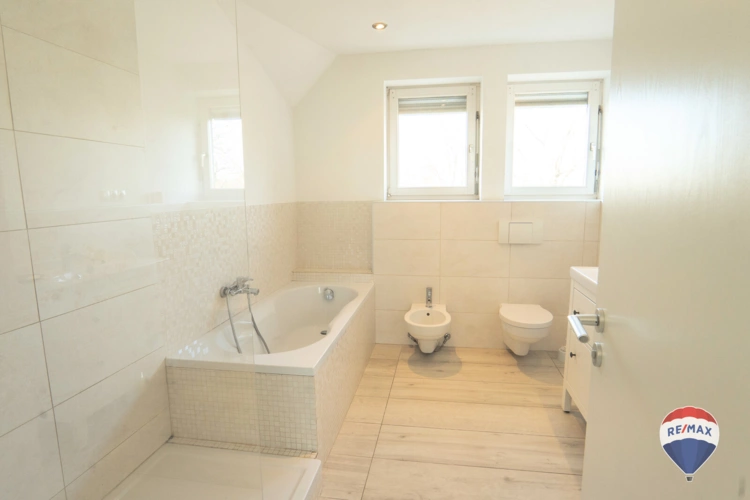 Badezimmer mit Badewanne und Dusche