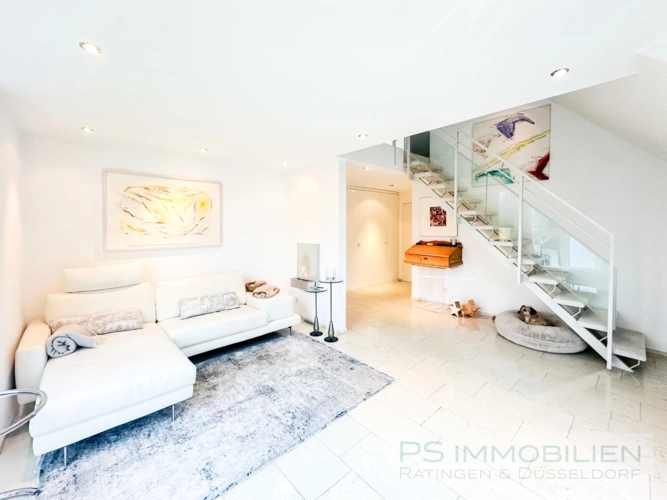 Wohnzimmer mit Treppe zur Galerie