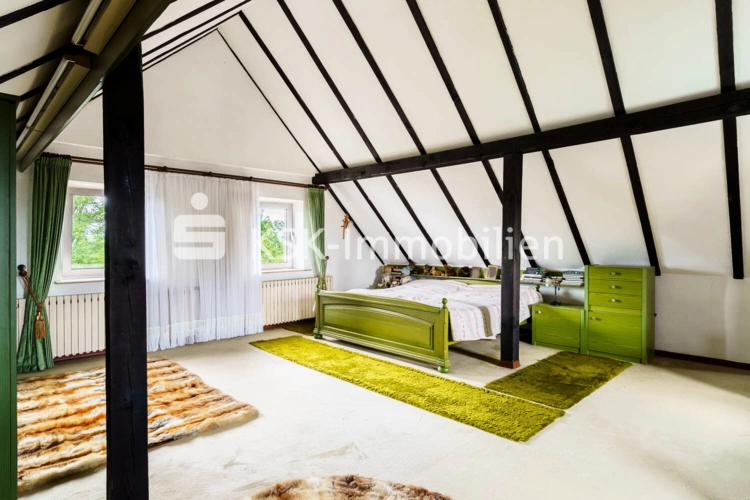 145899 Zimmer Dachgeschoss