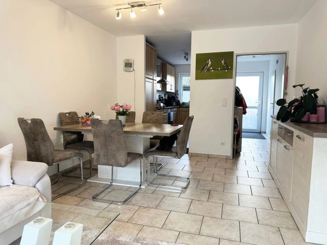 Blick vom Wohnzimmer auf Essplatz mit Küche und Flur