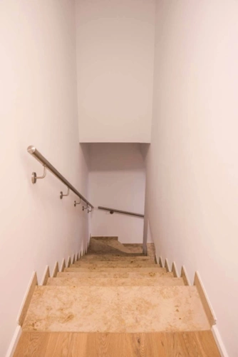 Treppenabgang zum Arbeitsraum im Souterrain