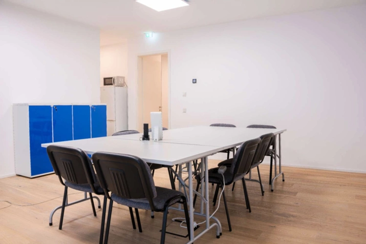 Besprechungsraum EG mit Blick zur Teeküche