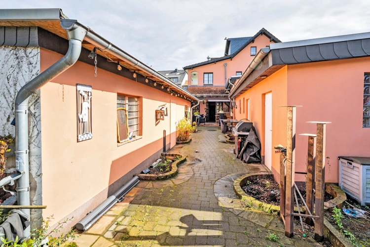 https://www.ksk-immobilien.de/immobilien/gastronomiebetrieb-mit-976-m%c2%b2-grundstueck-3-minuten-fusslaeufig-vom-rhein-111223/?utm_source=portale