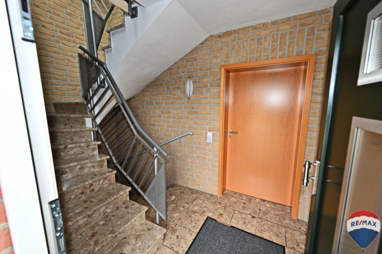 Hauseingang und Flur EG