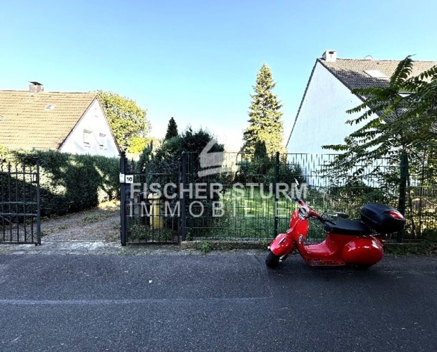 Blick auf das Grundstück von der Straße