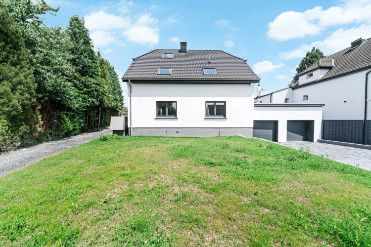 Einfahrt & Garage