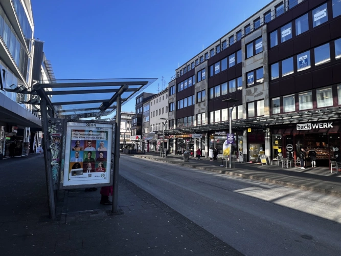 Bushaltestelle vor dem Gebäude