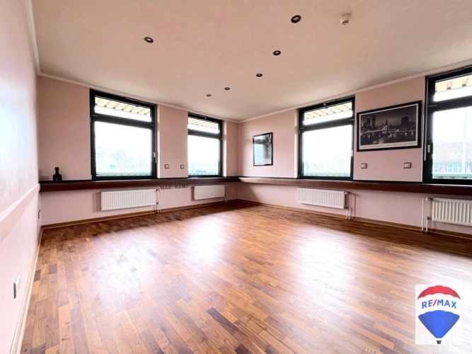 Büro links OG