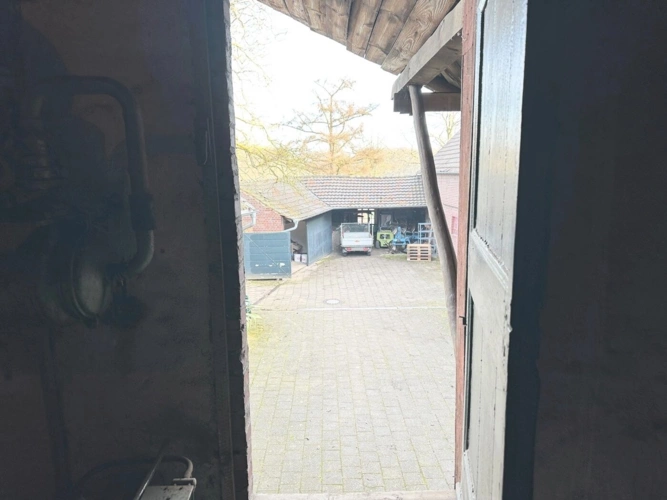 Blick von Dachboden auf den Innenhof