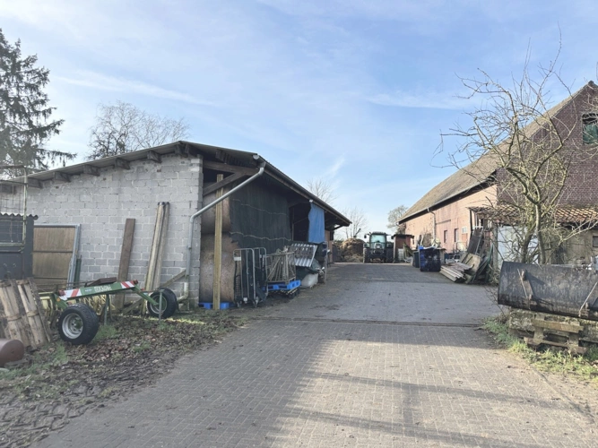 Rückansicht Scheune und Remisen