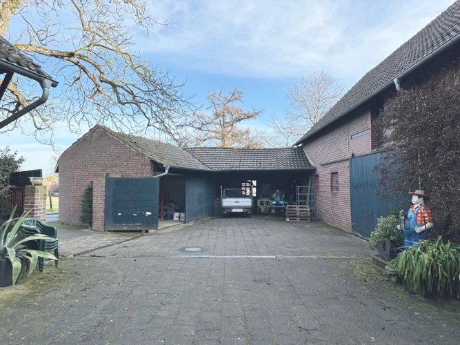 Innenhof mit Garage-Remise