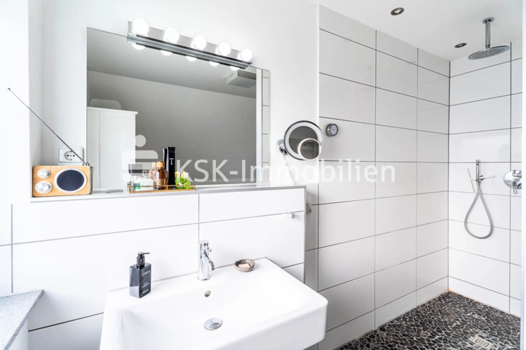 130851 Badezimmer Dachgeschoss