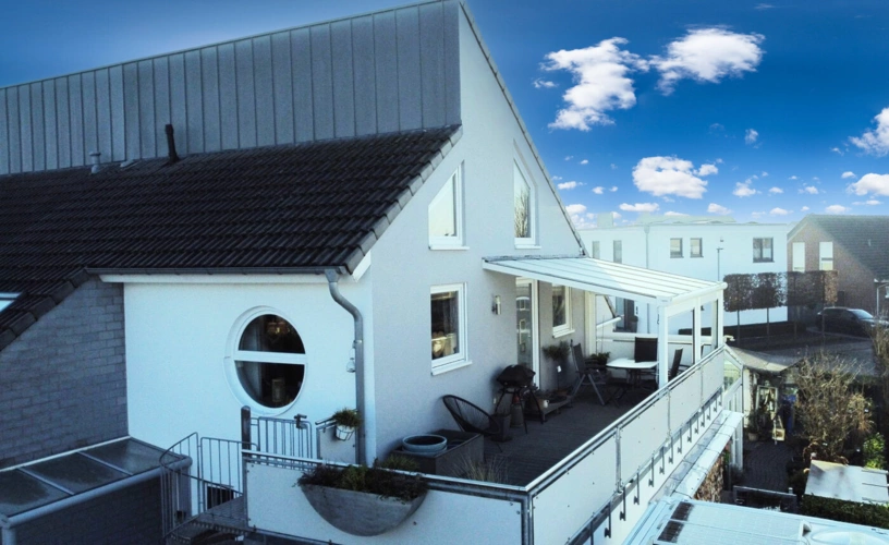 Frontansicht mit Eingang-Terrasse