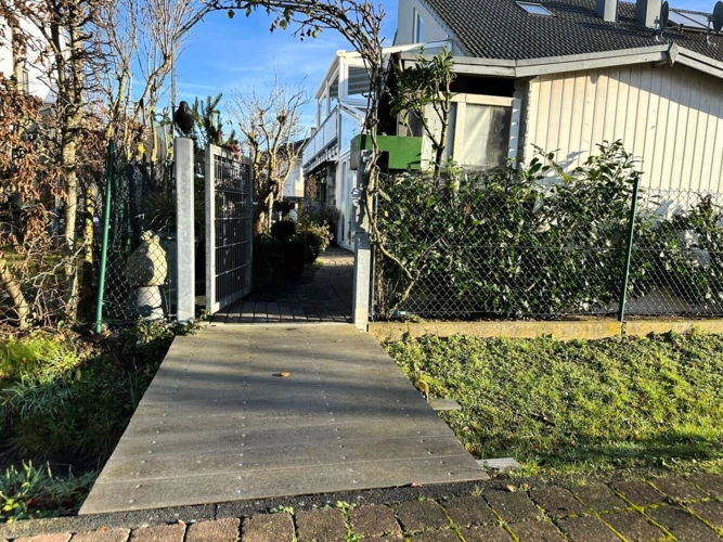 über eine Zugbrücke zum Garten