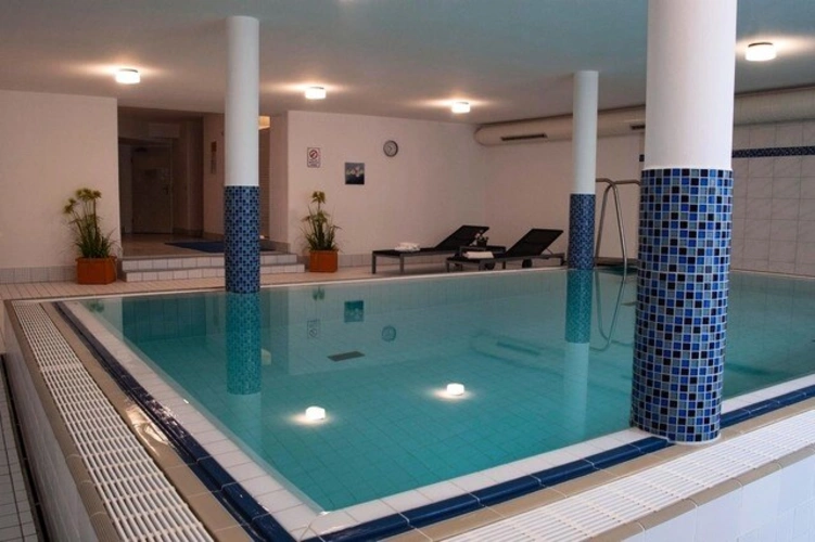 Schwimmbad_b