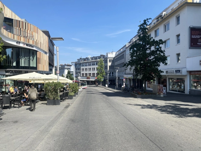 Einkaufsmeile Hindenburgstraße mit Minto