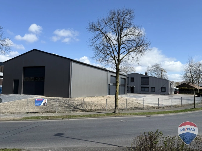 Lagerhalle Straßenbild