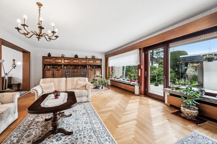Wohnzimmer mit Blick in den Garten