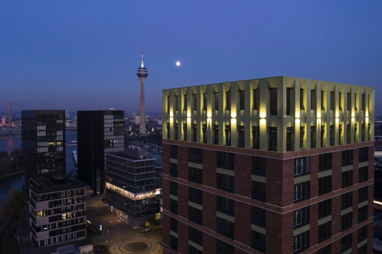 Win Win Tower bei Nacht