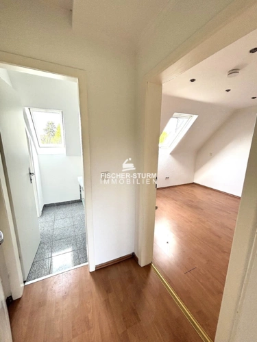 Zimmer und Duschbad im DG