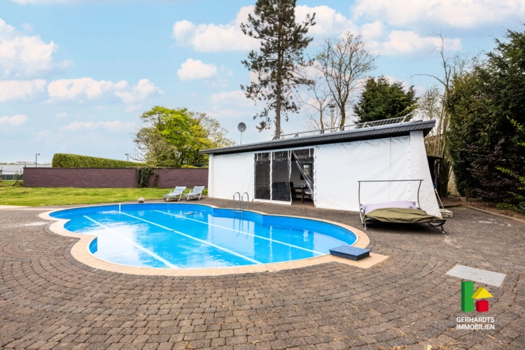 Pool und Poolhaus