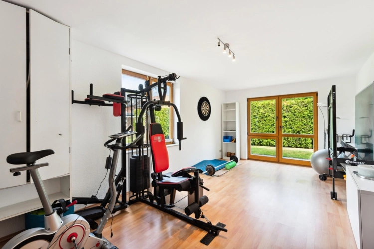 Fitnesszimmer im Erdgeschoss