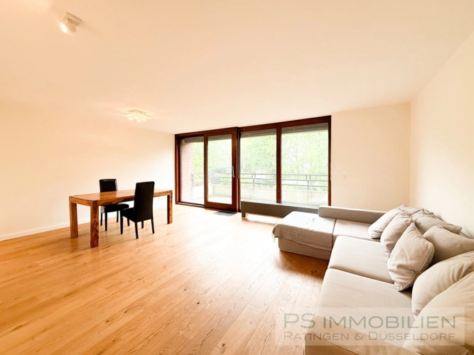 Wohnzimmer mit Balkon