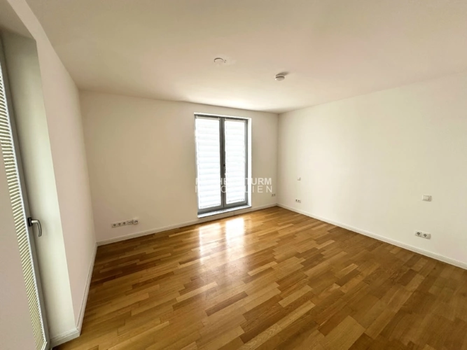 Schlafzimmer mit Zugang zur Ankleide