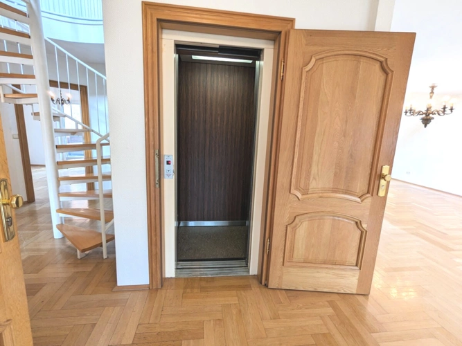 Diele mit Aufzug