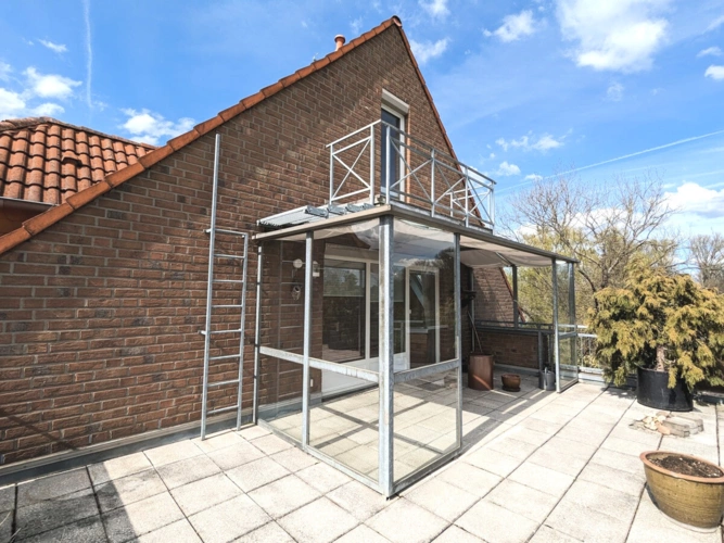 Seitenansicht mit Dachterrasse und Balkon