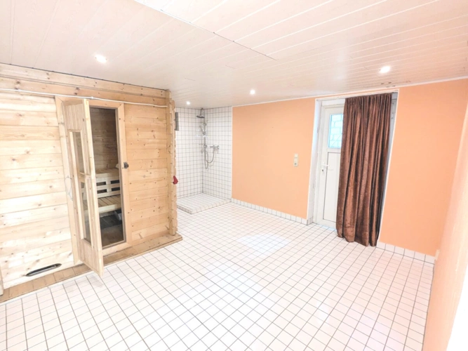 EG: Sauna / Hobby / Freizeit mit Gartenzugang